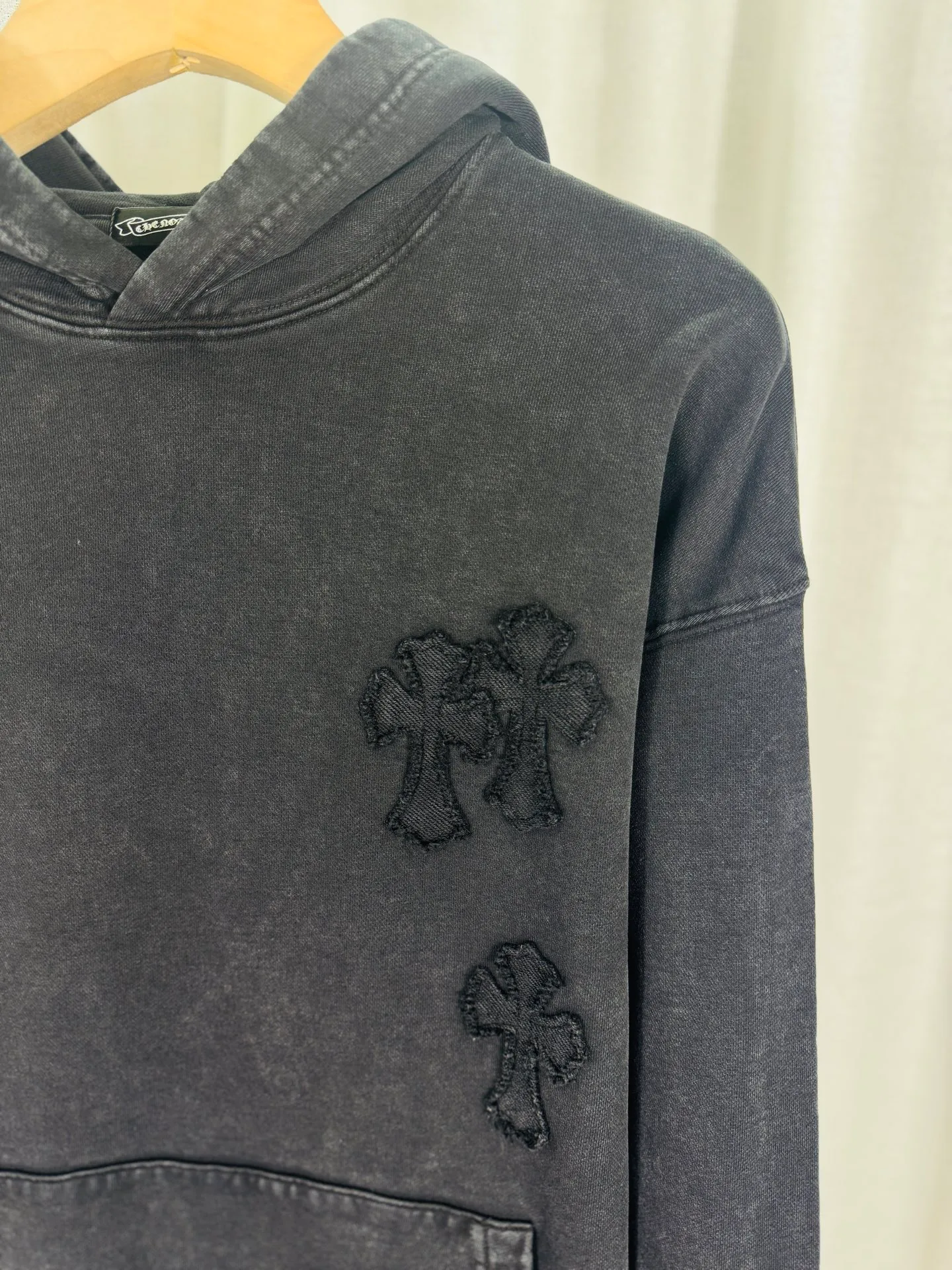 P310 top version, real shot without P, ​​different from market currency) 𝗖𝗵𝗿𝗼𝗺𝗲 𝗛𝗲𝗮𝗿𝘁𝘀/Cro Heart 2025 washed and burned flower patch embroidered autumn and winter new original single counter American style 3D three-dimensional couple casual hooded sweatshirt 👑The highest version! Customized fabric 480g tripe terry fabric! American acid-washed and distressed original fabric, laser burning + patch embroidery, exquisite embroidery of letters! The best-selling model in the counter, very comfortable to wear. Accessories: original molded and authenticated collar label➕100% silk wash label. Genuine purchase-grade original hangtag➕matching hanging rope➕3D hanging beads➕original packaging bag. Craftsmanship: The original version has consistent wiring! The highest version of the armhole matching technique! Color: Black Red Size: S M L XL Style No.: 9331